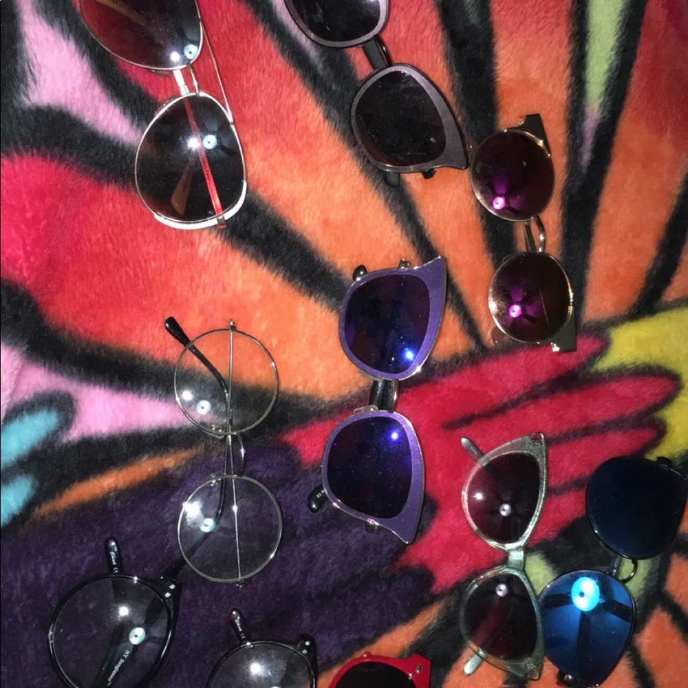 Each item is 7 dollars / sunglasses are a dollar - Picture 8 of 8